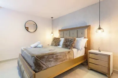 Luxe Apartment: By Medellín, Park, Dining, Nightlife, Fast WiFi & Self Check-in Hotels near Mall Vegas Plaza