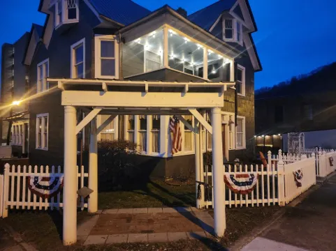 11 bed 7 bath large home and able to ride right from the home to the HMT trails