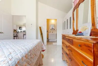 Comfy two-bedroom house in Camelot Village, Discovery Bay. โรงแรมใน