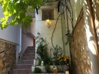 Beautiful apartment with private garden فنادق في غراسي