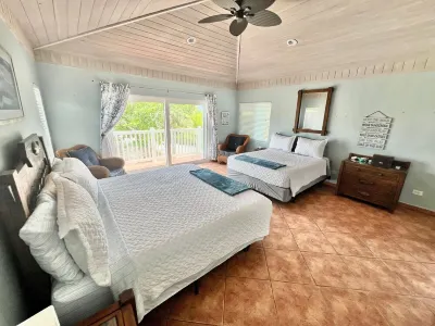 Ocean Breeze, steps to the beach! Generator, Starlink internet, filtered water. Hotels near Ten Bay Beach
