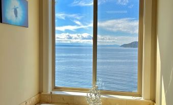 Stunning House with Views of Puget Sound! Ideal for Family Reunions