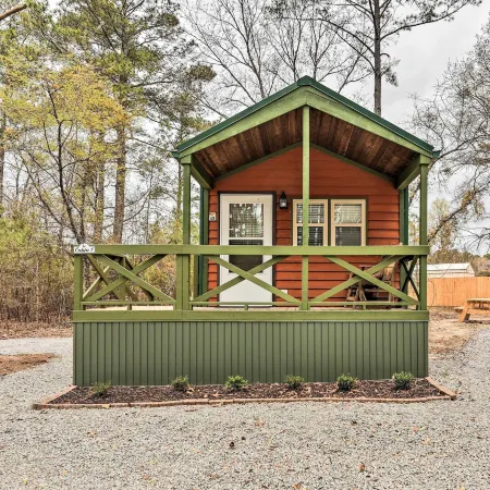 Charming New Bern Log Cabin - Pets Welcome!