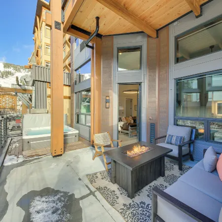 Luxe Schweitzer Condo w/ Hot Tub: Ski-in/Ski-Out!