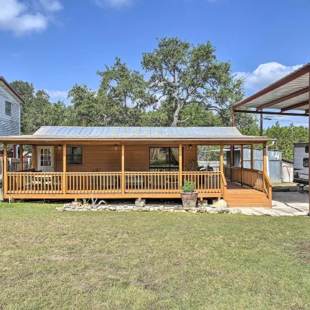 Couples Cabin w/ Luxury Deck, 1 Mi to Canyon Lake!