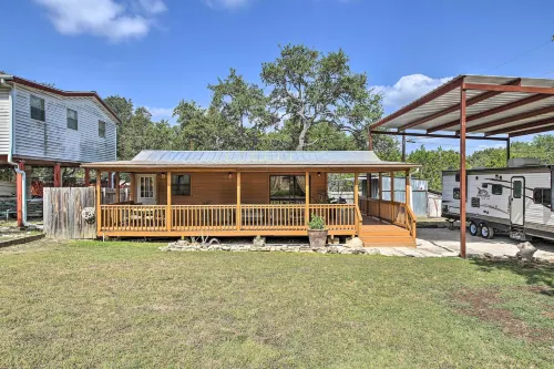 Couples Cabin w/ Luxury Deck, 1 Mi to Canyon Lake! - Country Houses