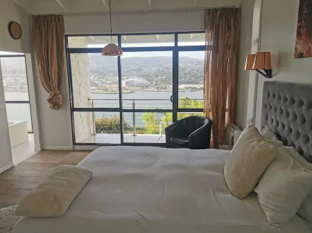 The spectacular harbour view Отели рядом с достопримечательностью «Ларнч Касл»