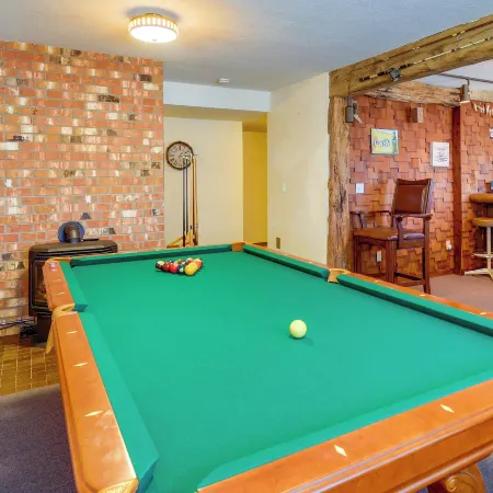 Westport Retreat w/ Pool Table: Walk to State Park