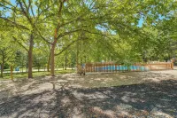 3 Mi to Silver Dollar City! Family Getaway w/ Pool - 3-Star