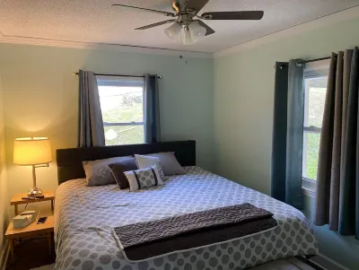 Country Living Patio Apartment in Town Hotel in zona West Virginia Power Baseball