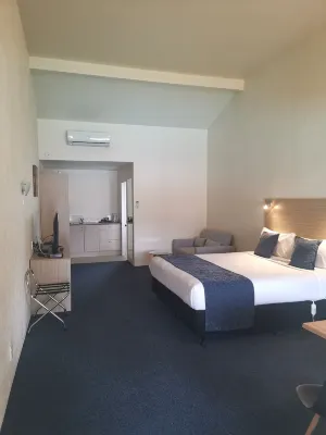 Captains Quarters Motor Inn Hotels in 