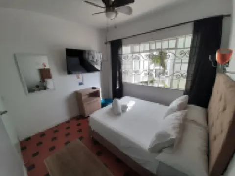 麥德林諾亞精品青年旅舍 恩裡克奧拉亞埃雷拉機場附近的飯店