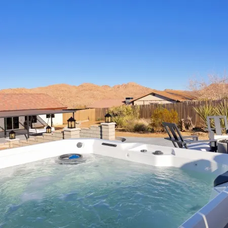 Of Wine & Gods - Hot Tub, BBQ and Fire Pit! 3 Bedroom Home by RedAwning