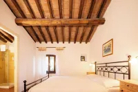 Agriturismo I Casali - A stone farmhouse from 1850 with pool Hotel a Pomarance
