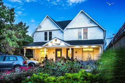 Newsroom Suites Hotel dekat Norman Hardie Winery