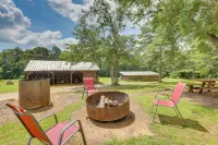 2 Mi to Lake: Lineville Farmhouse w/ Fire Pit - Homestays