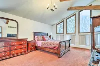Hot Tub + Deck: Pet-Friendly Poconos Getaway!