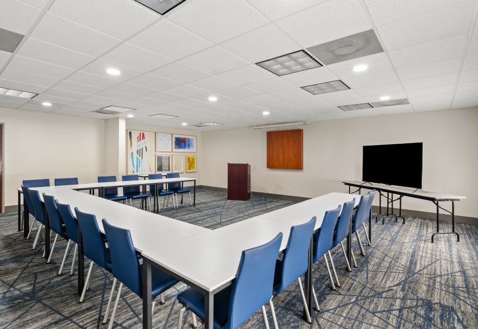 4. 홀리데이 인 익..