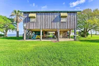 Fishing Pier, Kayaks Bayfront Home in Palacios!