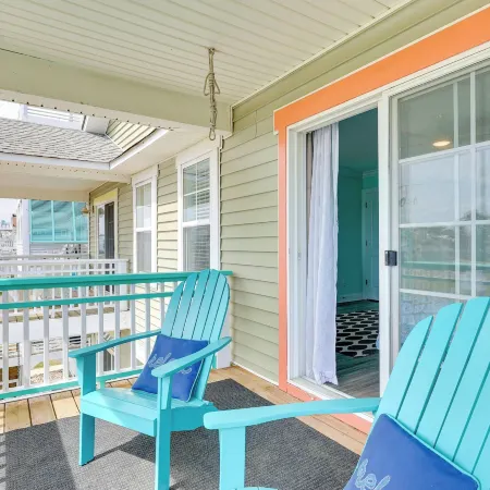 Calm Coastal Haven w/ 2 Balconies Near Beach