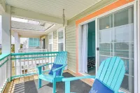 Calm Coastal Haven w/ 2 Balconies Near Beach - Parkplatz