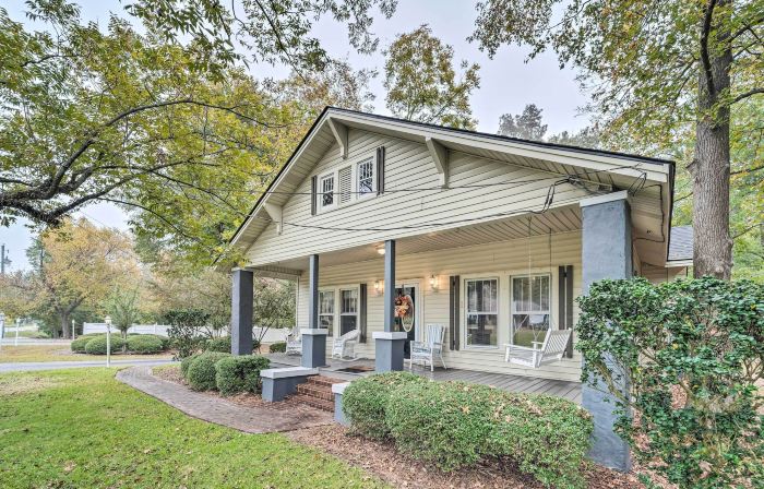 Burgaw House w/ Large Covered Porch & Swing!
