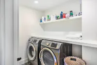 Pet-Friendly House w/ Deck - 10 Mi to Stowe Mtn! - parking