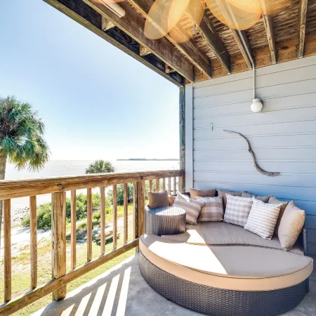 Cedar Key Condo w/ Balcony & Gulf Views!