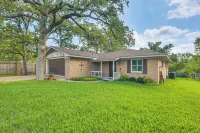 Lovely Bryan Home w/ Deck - 4 Mi to Kyle Field! - Homestays