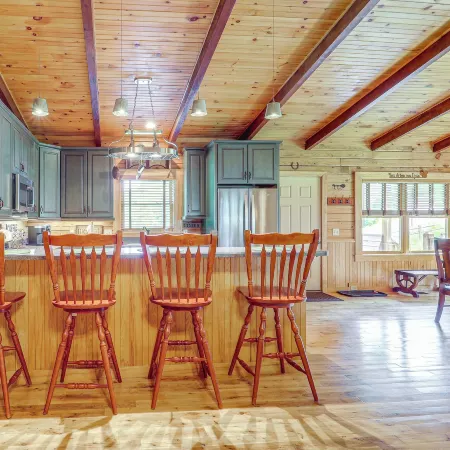 4 Mi to Grandfather Mtn! Family-Friendly Cabin