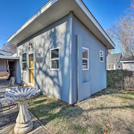 1 Mi to Dtwn Rogers: Convenient Getaway w/ Patio