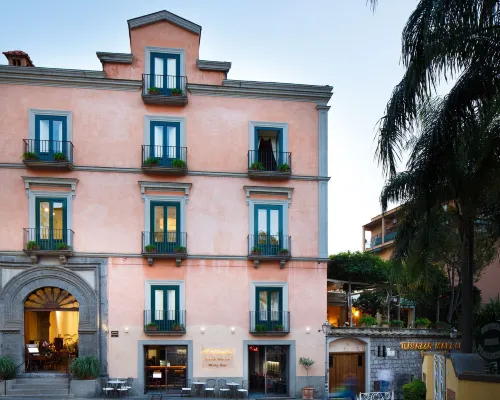 Palazzo Marziale Отели рядом с достопримечательностью «Площадь Пьяца-Тассо»