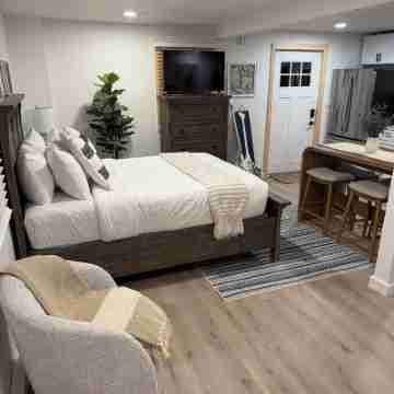 NEW!! Charming STUDIO with AC, WiFi & Fire Pit less than 3 MINUTES to Acadia. Rooms