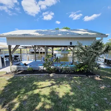 Fisherman's Paradise! 2Bd/2Ba Waterfront Retreat with Access to Lake Okeechobee! Отели в г. Окичоби