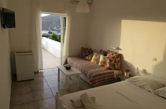 Armadoros Hotel / Ios Backpackers