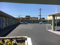 Town House Motel - parking