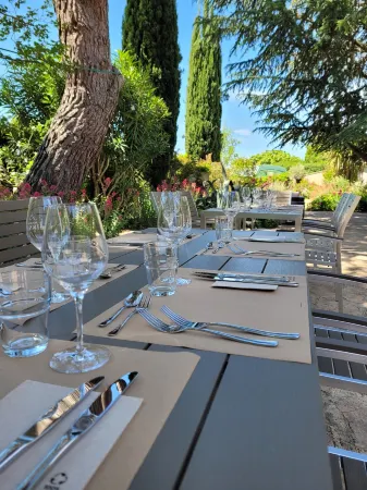 Villa Thebaïde Chambres d'hôtes Отели в г. Сен-Лоран-Дез-Арбр