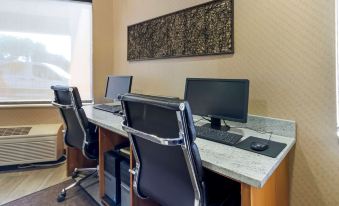 Comfort Inn & Suites Market - Airport