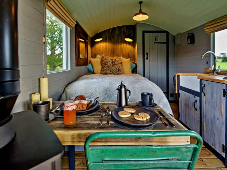 'Elen' Gypsy Hut Отели в г. Лланнор