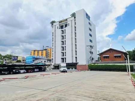 Diary Suite Отели рядом с достопримечательностью «Пхра Патом Чеди»