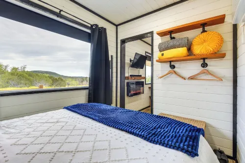 Remote Strawn Container Home w/ Hot Tub! - 2성급