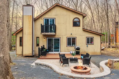 Stylish Renovated Home Open Layout, Coffee Bar + Near Hiking & Waterfalls