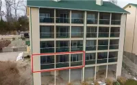 Lakefront family condo with a screened in balcony on the Lake Of The Ozarks!!