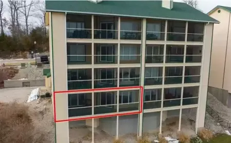 Lakefront family condo with a screened in balcony on the Lake Of The Ozarks!!