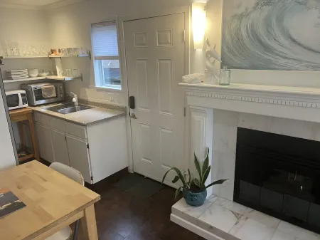 Park Side Getaway! Beautiful studio next to park. Отели рядом с достопримечательностью «Университет Саймона Фрезера»