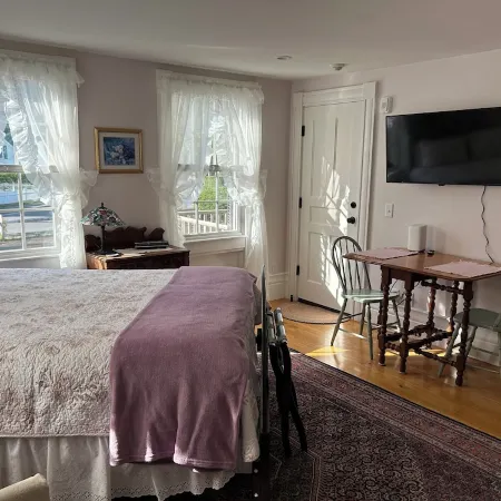 Chatham Village - Adorable Studio Apartment in Antique Home