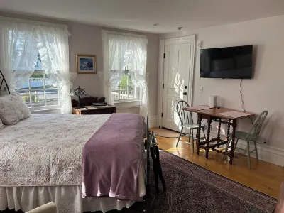 Chatham Village - Adorable Studio Apartment in Antique Home Hotels near Chatham Candy Manor