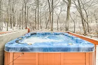Hot Tub + Deck: Pet-Friendly Poconos Getaway! - Badekar