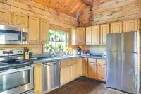 5 Mi to Plymouth Rock: Log Cabin Getaway! Hotel a Plymouth