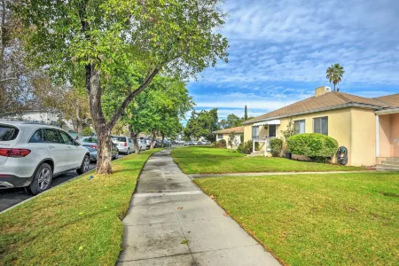 Stylish & Modern Burbank Gem w/ Private Yard! Отели рядом с достопримечательностью «Gordon Biersch Brewery Restaurant»